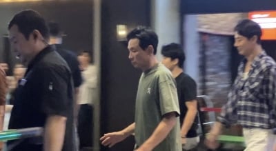 '사생활 의혹' 황정민, 영화관 포착…다소 경직된 표정 '눈길'