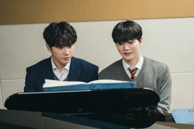 '32세' 송강, 군대 다녀온 거 맞아?…자체발광 피부에 소멸 직전 얼굴 크기 자랑 ('포핸즈')