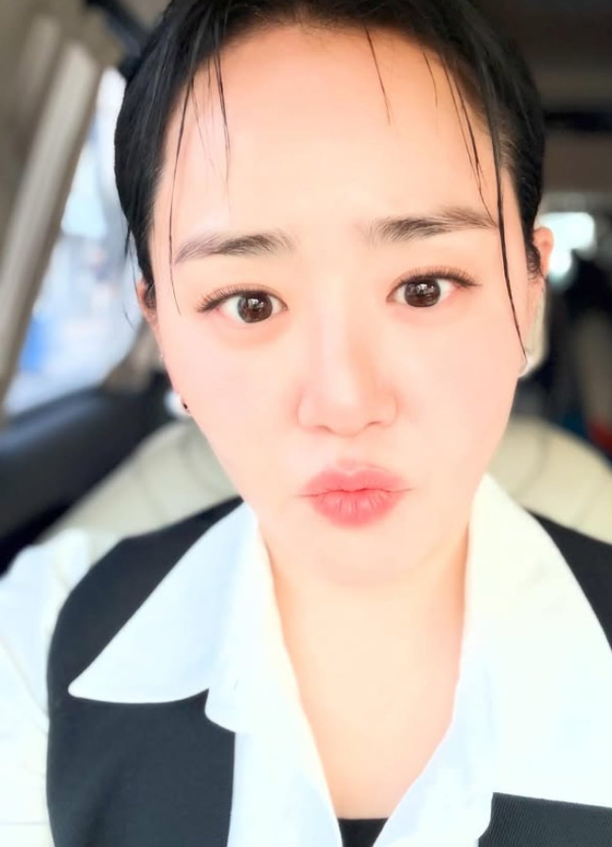 배우 문근영이 카메라를 응시하고 있다. / 사진=문근영 SNS