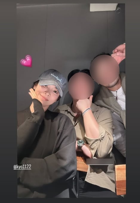 배우 송혜교가 지인들과 함께한 일상을 공개했다./ 사진=SNS