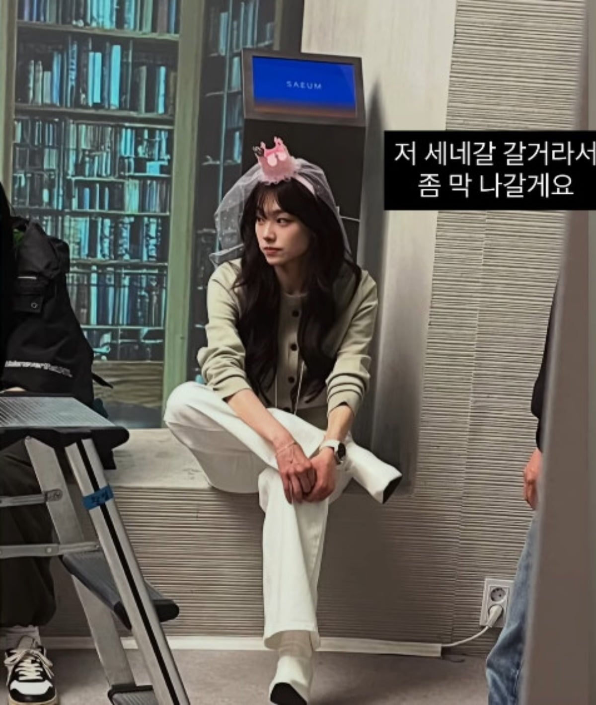 배우 강미나가 촬영장에서 휴식을 취하고 있다. / 사진=강미나 SNS