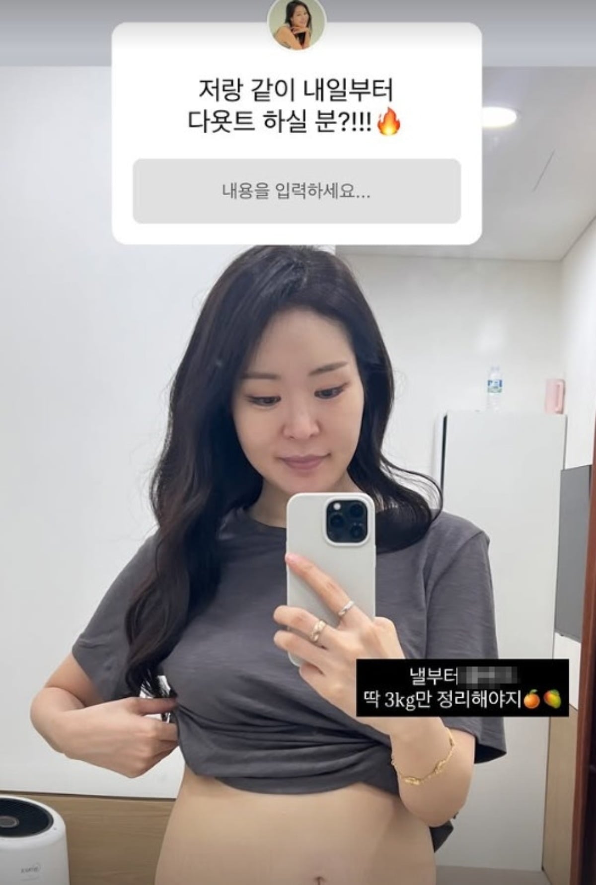 방송인 미자가 거울을 통해 자신의 몸매를 체크하고 있다. / 사진=미자 SNS
