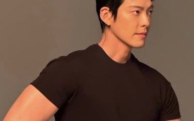 "이게 진짜 남자다"…김우빈, 잔뜩 성난 팔 근육에 ♥신민아 또 반하겠네