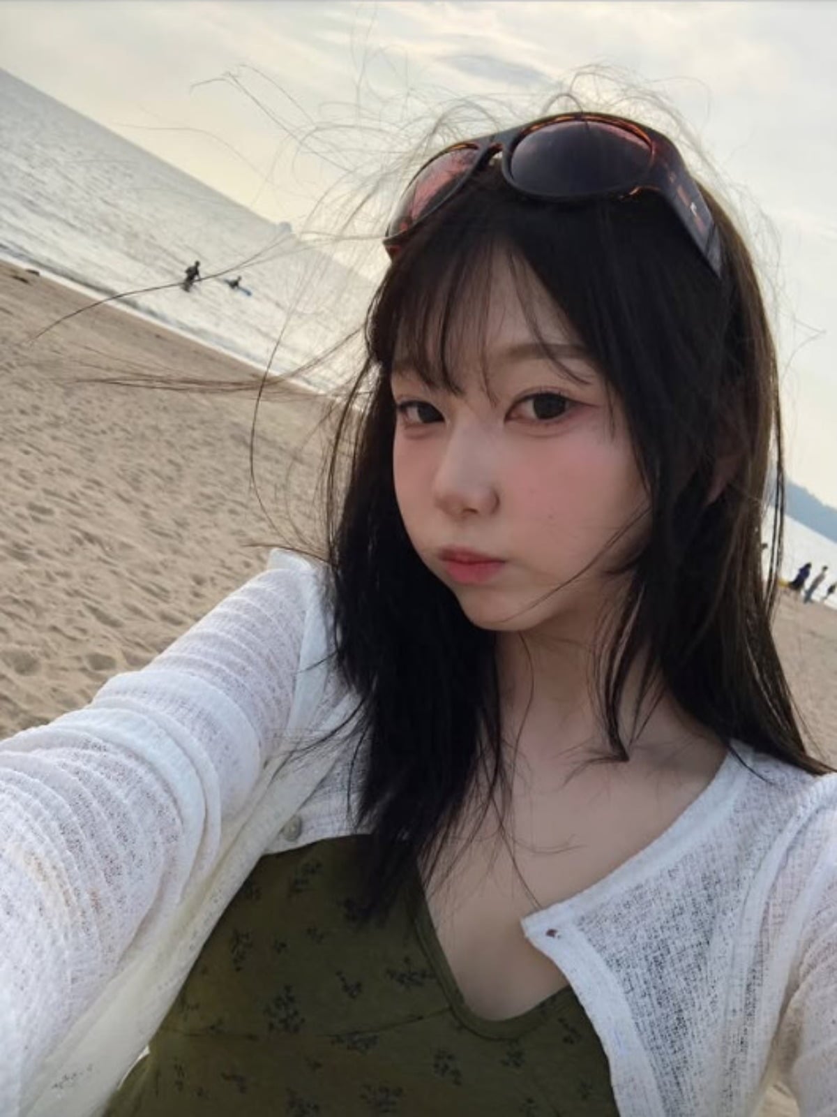 배우 정웅인의 둘째 딸 소윤 양이 해변가를 찾았다. / 사진=정웅인 딸 SNS