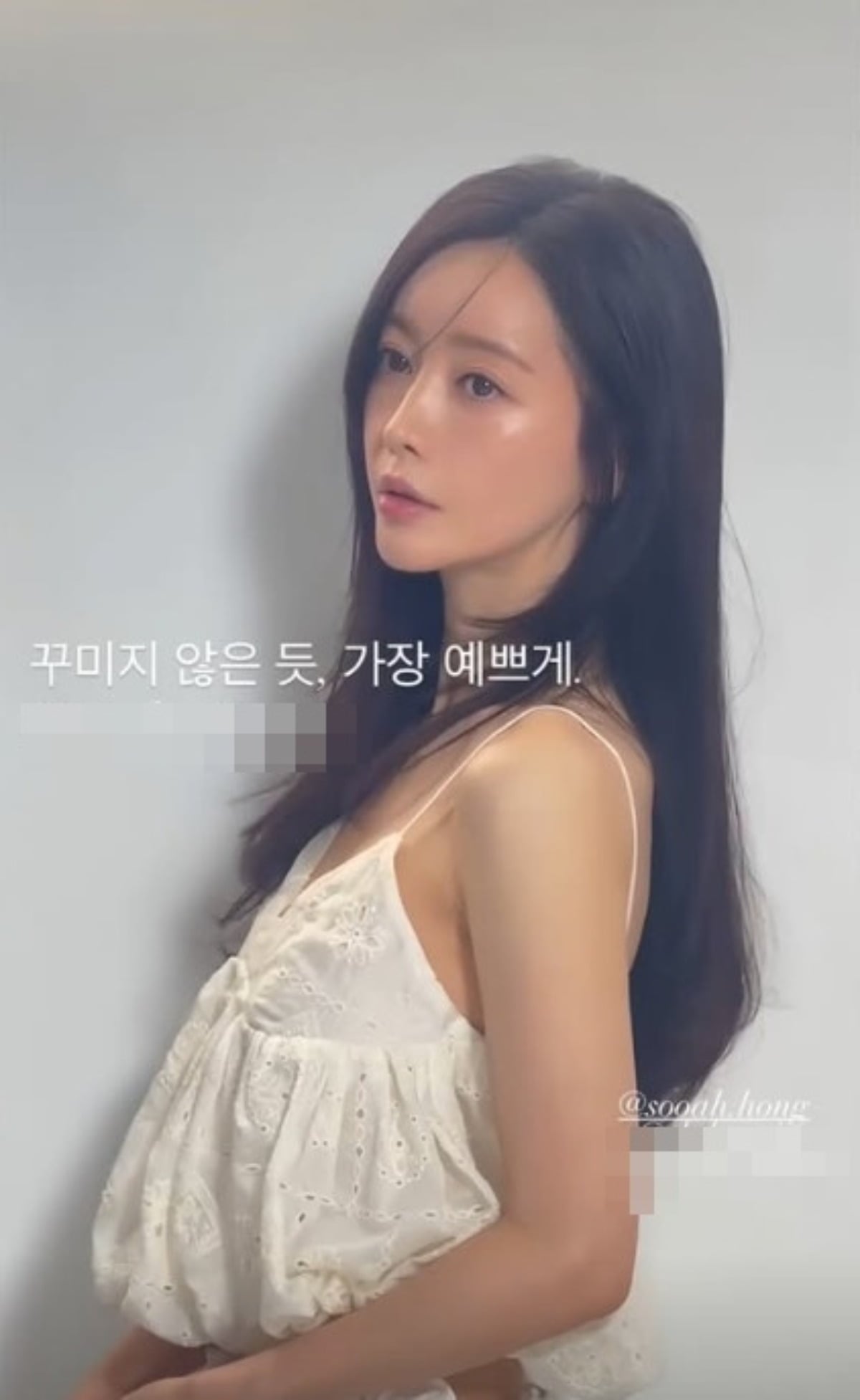 배우 홍수아가 다양한 포즈를 취하고 있다. / 사진=홍수아 SNS