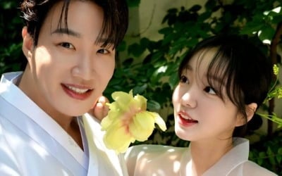 김기리♥문지인, 만삭 사진 눈에서 꿀 떨어지네…한복 입고 드러낸 D라인