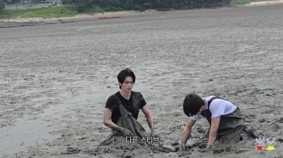 갯벌서 허우적허우적…석매튜X샤오쥔, 흙투성이 찐친 케미
