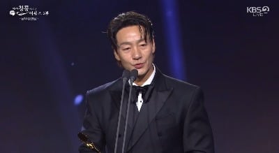 "다음 달 둘째 태어나" 박해수, 깜짝 소식 전했다…남우주연상 수상까지 '겹경사' ('청룡시리즈어워즈')