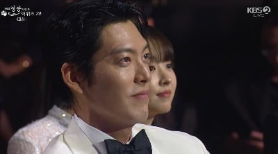 김우빈, ♥신민아 등장에 눈 못 떼네…전현무 "너무 뚫어지게 본다" ('청룡시리즈어워즈')