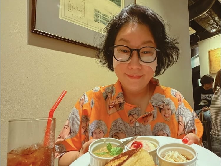 김영희, 기미는 없애기 힘드니까…본인 얼굴 그려진 티셔트입고 여행
