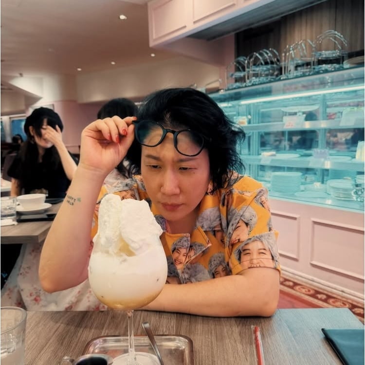 김영희, 기미는 없애기 힘드니까…본인 얼굴 그려진 티셔트입고 여행