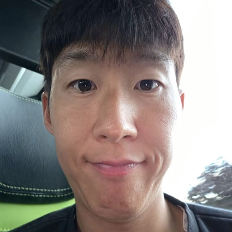 '970만원대 반지' 손흥민, 결혼설 불거진 후…샤워가운 입고 훈남 포스