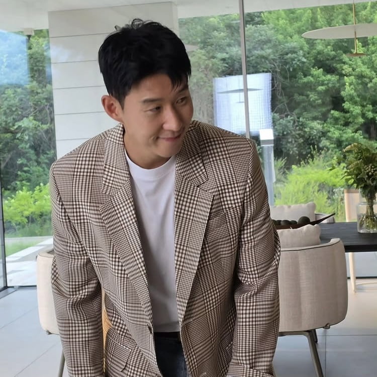 '970만원대 반지' 손흥민, 결혼설 불거진 후…샤워가운 입고 훈남 포스