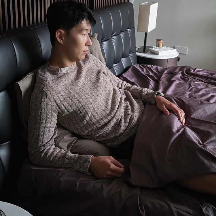 '970만원대 반지' 손흥민, 결혼설 불거진 후…샤워가운 입고 훈남 포스