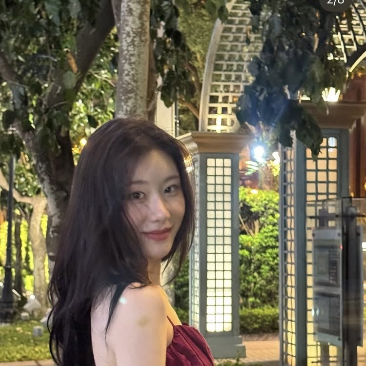 채령, 6만원 안되는 원피스를 명품처럼…얇디얇은 스파게티 스트랩도 독특
