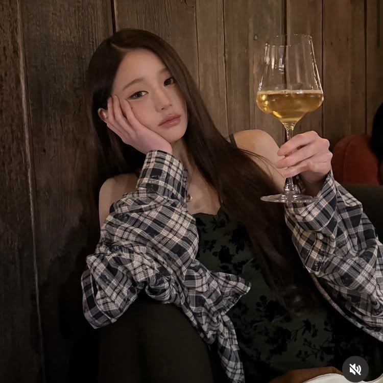 아빠 셔츠 뺏어 입었나…장원영, 14만 8000원으로 여리여리하게