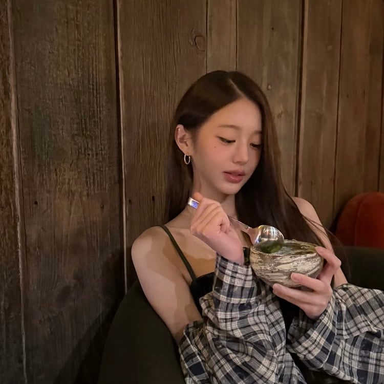 아빠 셔츠 뺏어 입었나…장원영, 14만 8000원으로 여리여리하게