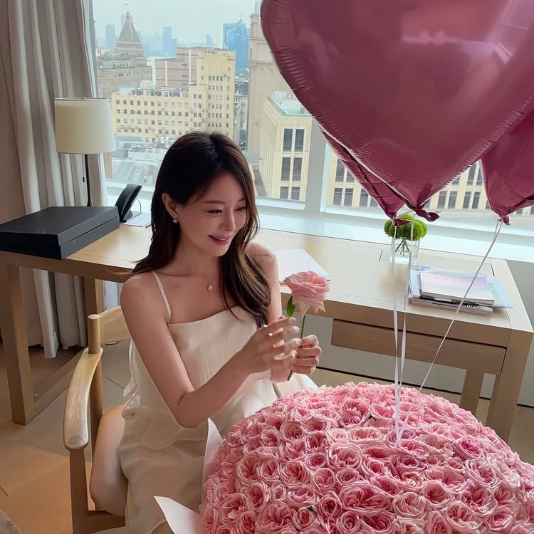 아옳이, 이혼하고 인생폈다…200일 앞두고 대왕 꽃다발로 재혼각