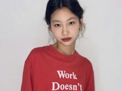 황정민은 스토킹 피해 주장하는데…정호연, 생기발랄하게 무대인사