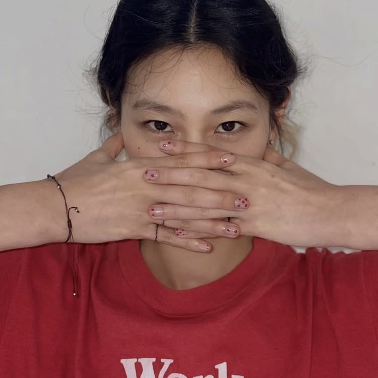 황정민은 스토킹 피해 주장하는데…정호연, 생기발랄하게 무대인사