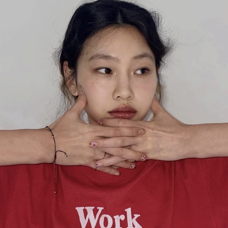 황정민은 스토킹 피해 주장하는데…정호연, 생기발랄하게 무대인사