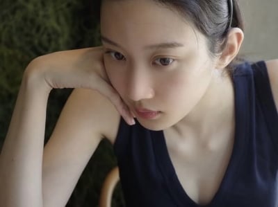문가영, 덜어내니 더 청초해…민낯에 가까운 메이크업