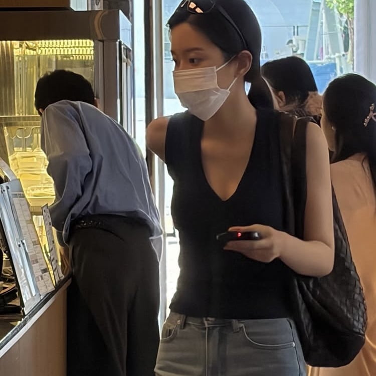 문가영, 덜어내니 더 청초해…민낯에 가까운 메이크업