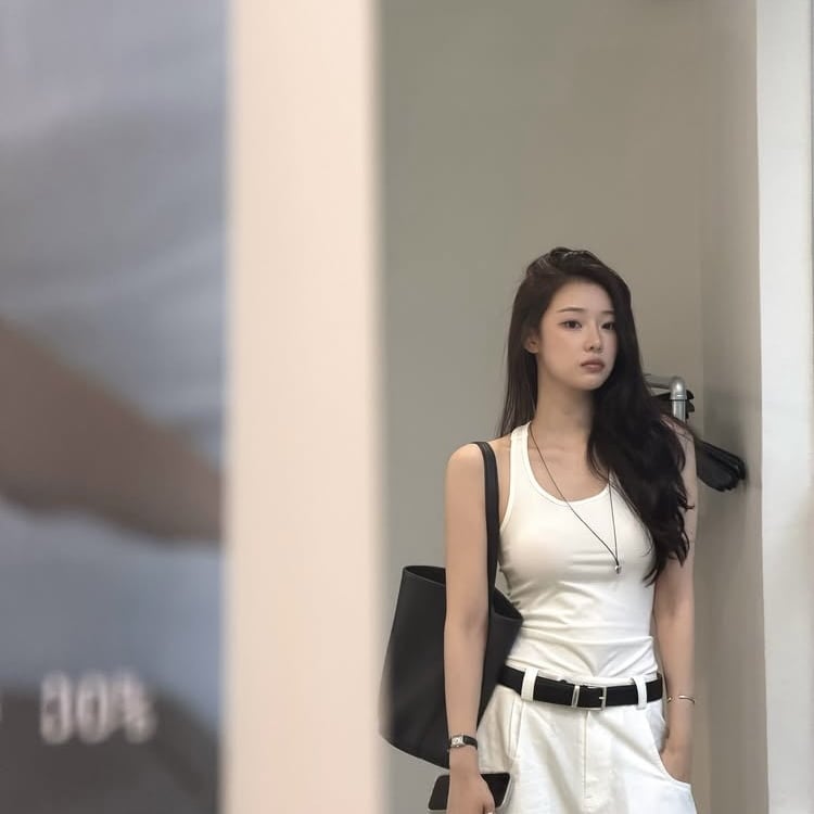 ‘솔로지옥4’ 이시안, 난닝구 패션도 멋스럽게…서촌의 패셔니스타