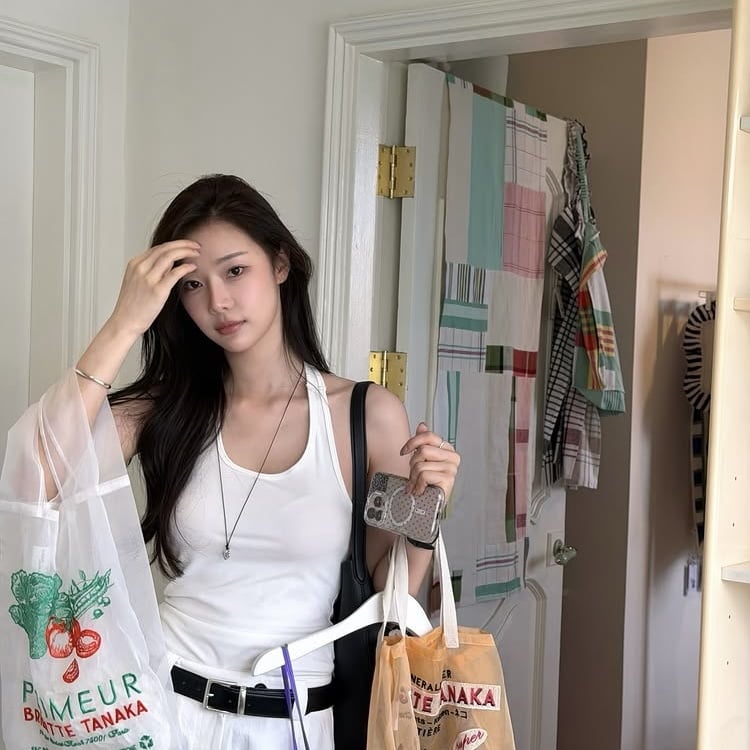 ‘솔로지옥4’ 이시안, 난닝구 패션도 멋스럽게…서촌의 패셔니스타