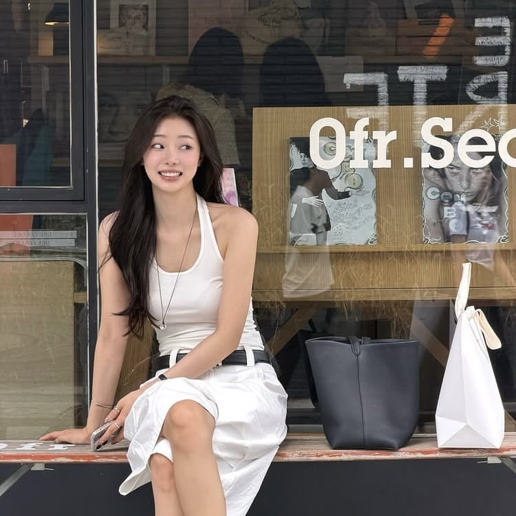 ‘솔로지옥4’ 이시안, 난닝구 패션도 멋스럽게…서촌의 패셔니스타