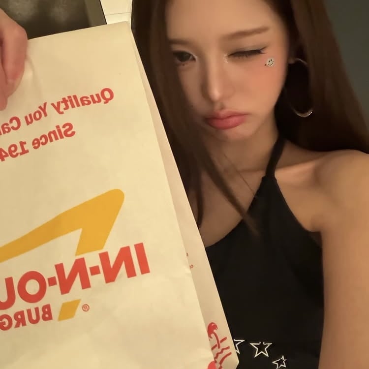 장원영, 뼈말라의 아이콘인데…햄버거 안 먹고 사진만 찍었을까