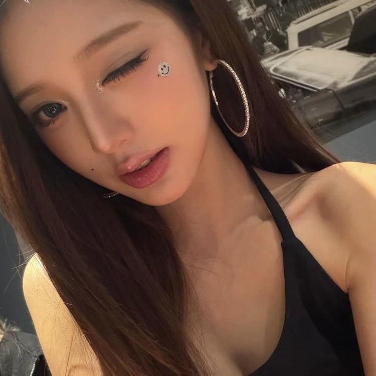 장원영, 뼈말라의 아이콘인데…햄버거 안 먹고 사진만 찍었을까