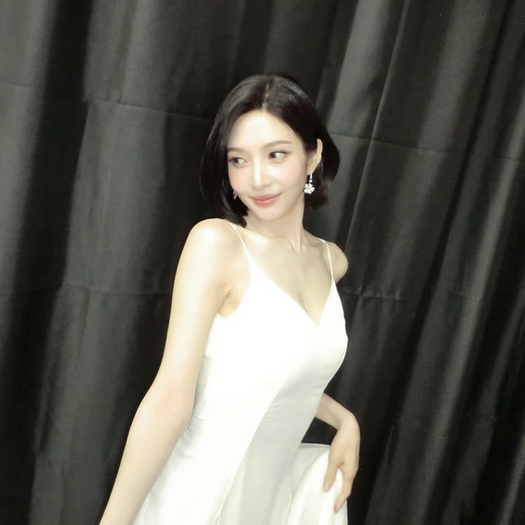‘열애 6년차’ 조이, 웨딩화보인줄…순백의 웨딩드레스 자태