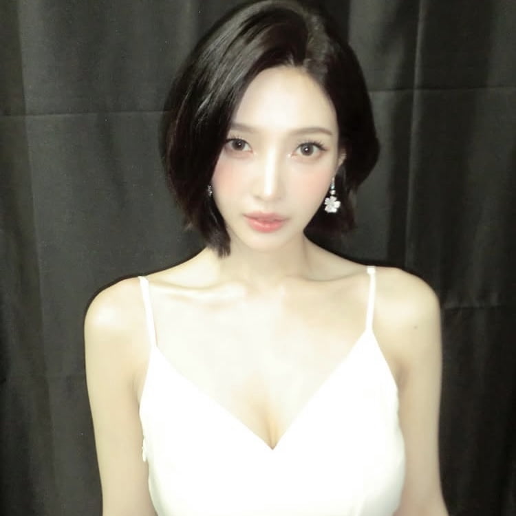 ‘열애 6년차’ 조이, 웨딩화보인줄…순백의 웨딩드레스 자태