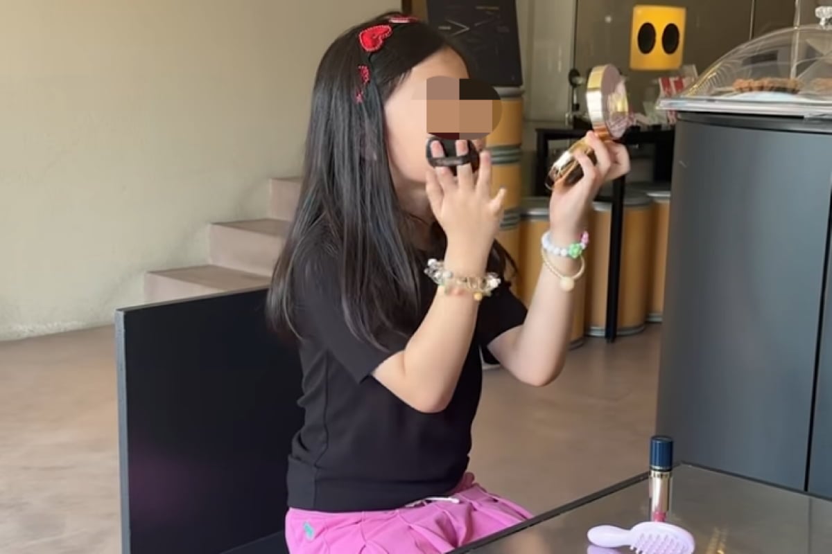8살인데 벌써 화장을…이다은 딸, 쿠션 팡팡 두들기며 메이크업에 한창