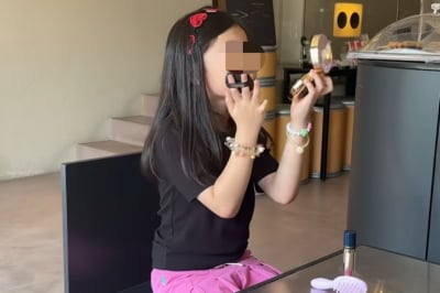 8살인데 벌써 화장을…이다은 딸, 쿠션 팡팡 두들기며 메이크업에 한창
