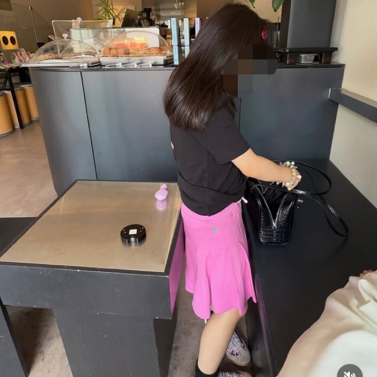 8살인데 벌써 화장을…이다은 딸, 쿠션 팡팡 두들기며 메이크업에 한창