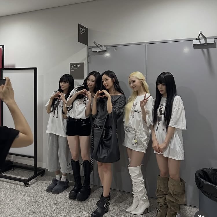 카리나, 혜리랑 이정도로 친했어?…콘서트 대기실서 멤버 4명과 단체사진