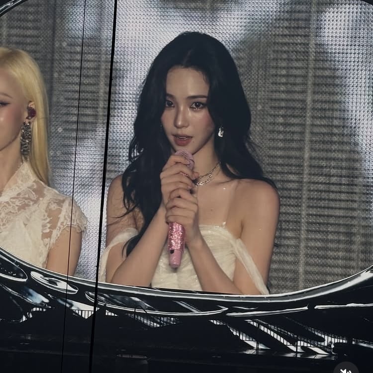 카리나, 혜리랑 이정도로 친했어?…콘서트 대기실서 멤버 4명과 단체사진