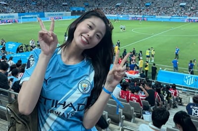 이강인 데뷔하는 날…설현, 상대팀 유니폼 입고 열혈 응원