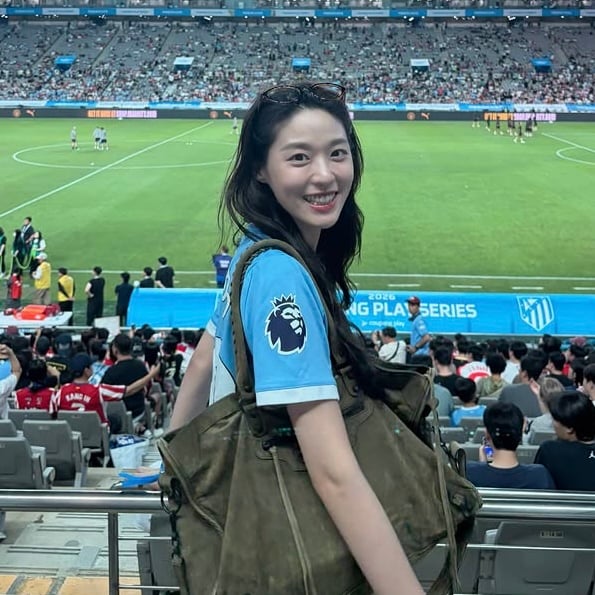 이강인 데뷔하는 날…설현, 상대팀 유니폼 입고 열혈 응원