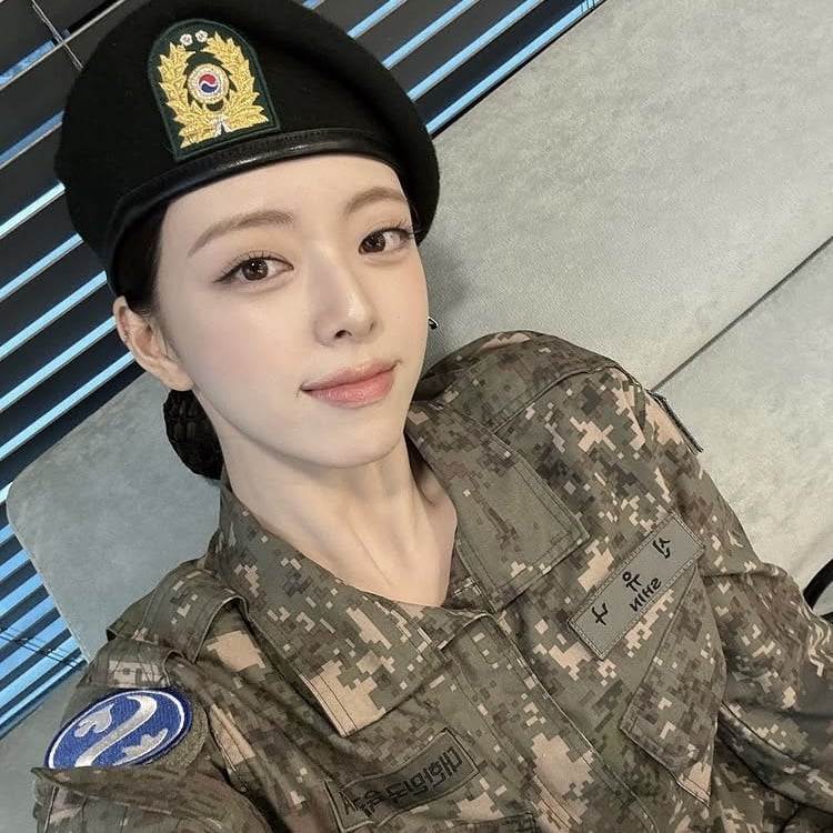 유나, 늘 자랑하던 골반 가려졌네…얼짱 여군이지 말입니다