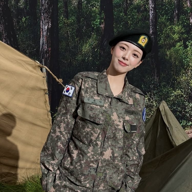 유나, 늘 자랑하던 골반 가려졌네…얼짱 여군이지 말입니다