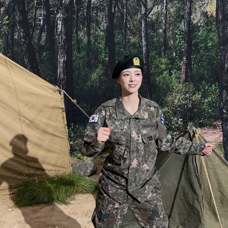 유나, 늘 자랑하던 골반 가려졌네…얼짱 여군이지 말입니다