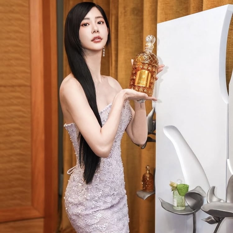 ‘협의이혼’ 클라라, 앞볼은 빵빵한데 턱은 V라인…사뭇 달라진 얼굴