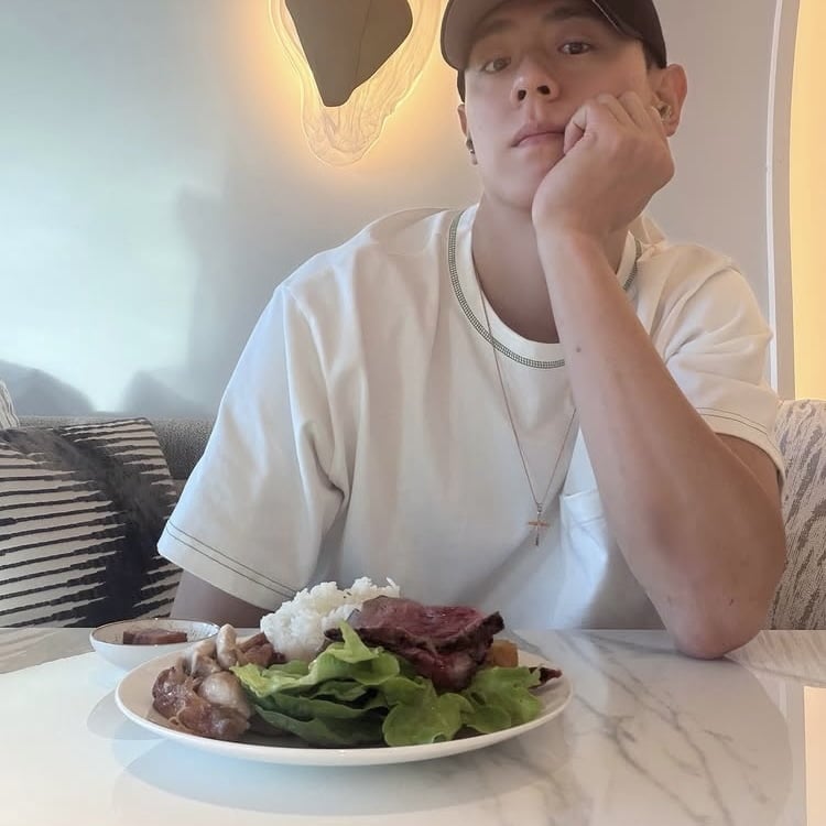 유시은과 태국 여행갔나…‘남친’ 이관희, 5성급 호텔서 샤워 가운만 입고 찰칵