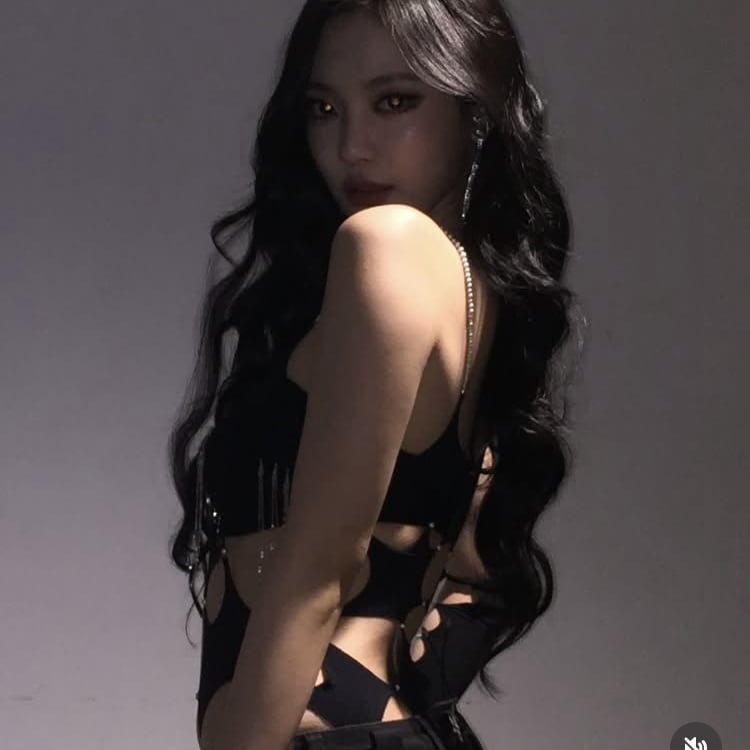 옆구리 다 뚫렸는데 튀어나온 살은 없어…닝닝, 볼륨감은 그대로