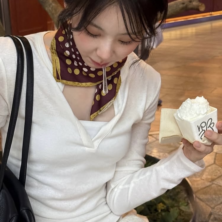 이채연, 입에 가느다란 물체…아이스크림 먹다가 생긴 '착시'