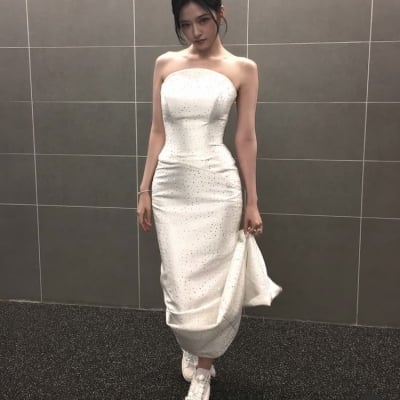 남들은 드레스에 힐 신을 때…안유진, 170cm 넘으니 운동화로 간편 소화