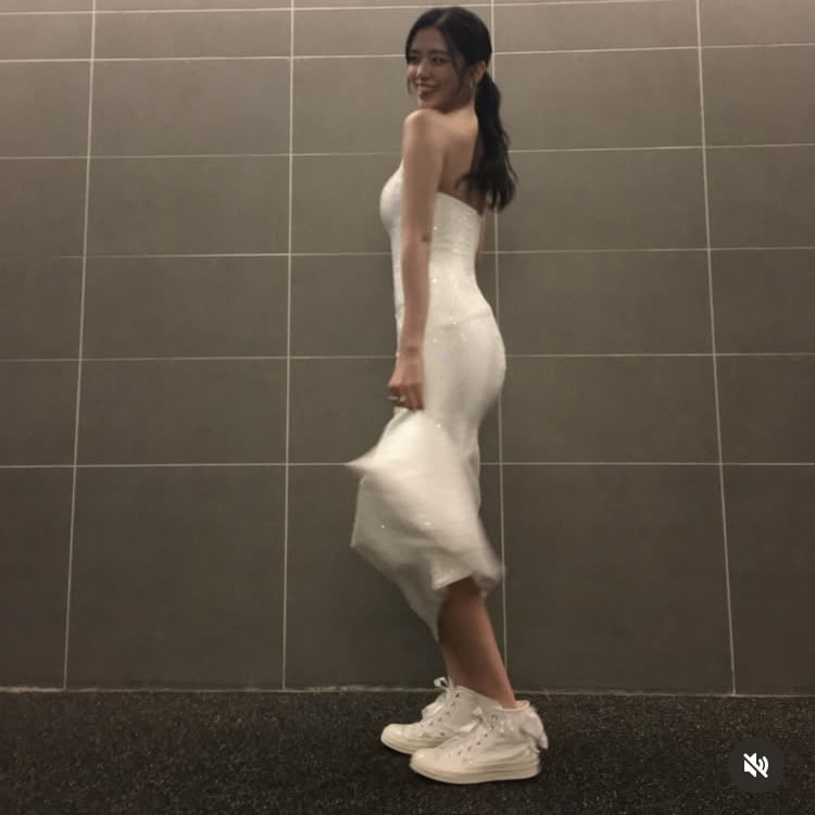 남들은 드레스에 힐 신을 때…안유진, 170cm 넘으니 운동화로 간편 소화